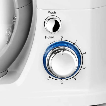 Närbild av vit köksmaskin med ratt och pulsreglage från Nordic Cookware