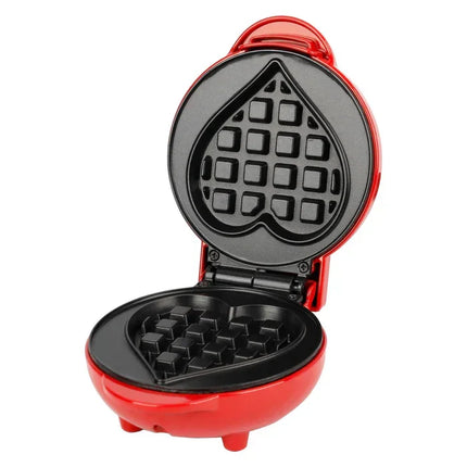 Röd hjärtformad våffeljärn, öppen, från Nordic Cookware på vit bakgrund