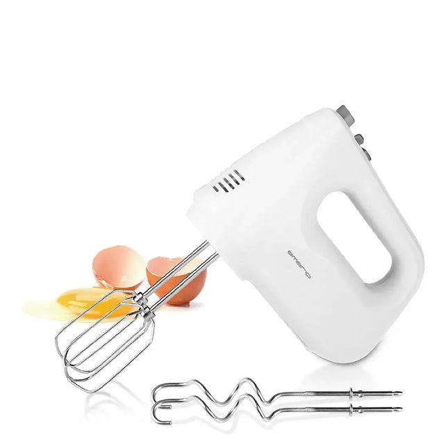 Vit elvisp med vispar från Nordic Cookware, ägg och extra tillbehör på vit bakgrund