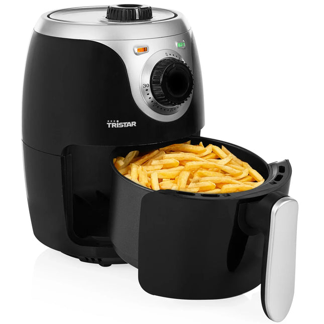 Svart Tristar airfryer med pommes frites på vit bakgrund, köksmaskin Nordic Cookware