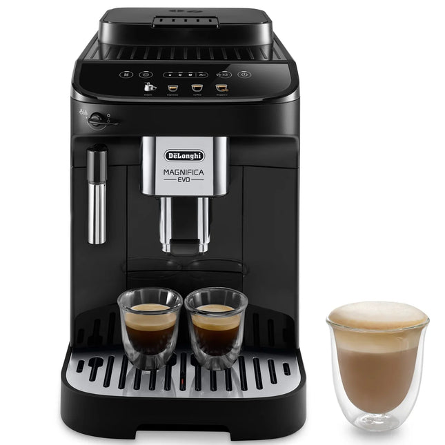 DeLonghi Magnifica EVO kaffemaskin med två espressokoppar och ett glas cappuccino, Nordic Cookware