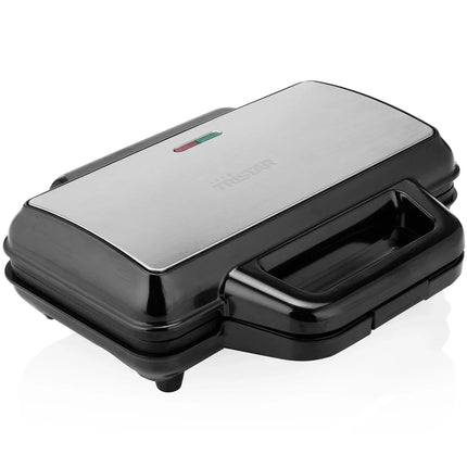 Svart och silverfärgat våffeljärn Tristar, köksmaskin på vit bakgrund, Nordic Cookware