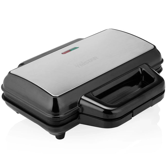 Svart och silverfärgat våffeljärn Tristar, köksmaskin på vit bakgrund, Nordic Cookware