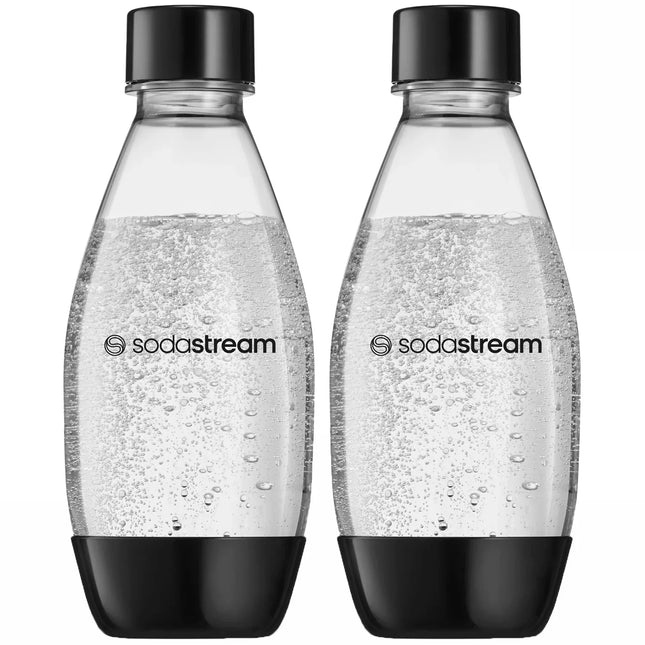 Två SodaStream flaskor med kolsyrat vatten, svart lock, på Nordic Cookware hemsida
