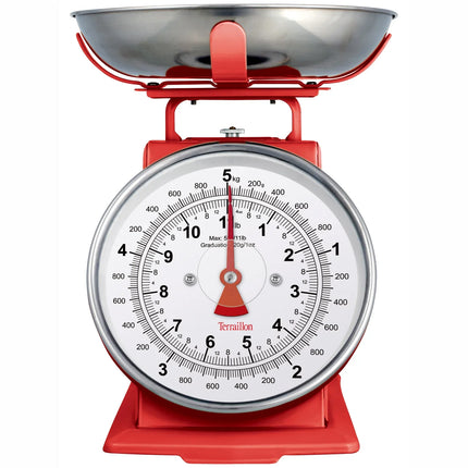 Röd köksvåg i retrostil med stor silverfärgad skål från Nordic Cookware