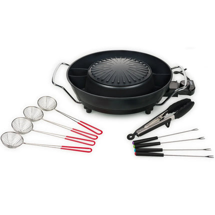 Svart elektrisk fonduegryta med flera fonduegafflar, tänger och stålskopor från Nordic Cookware.
