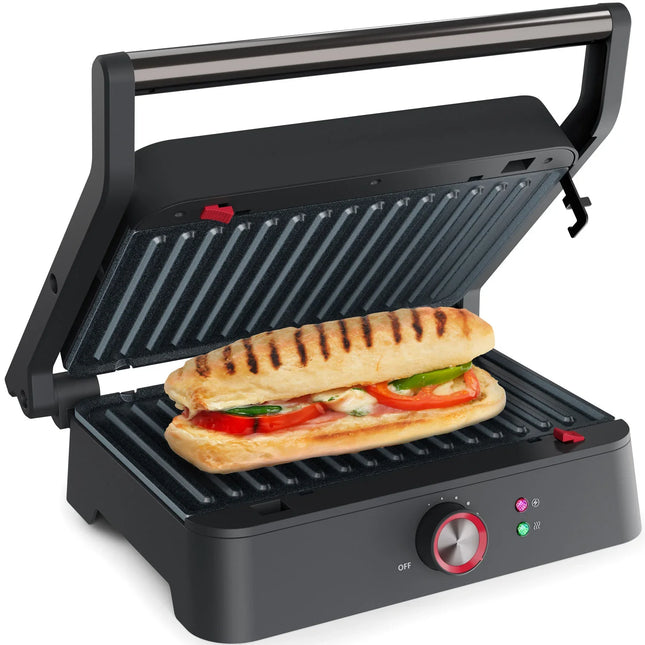 Elektrisk smörgåsgrill från Nordic Cookware med grillad panini på svart bakgrund