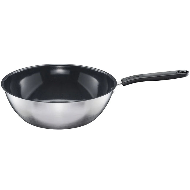 Wokpanna i rostfritt stål med svart handtag från Nordic Cookware, enkel och modern design.
