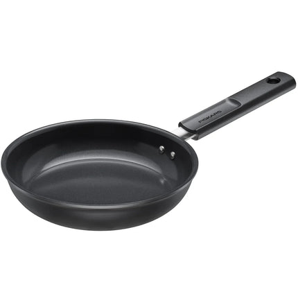 Svart stekpanna med lång handtag, modern design från Nordic Cookware mot vit bakgrund