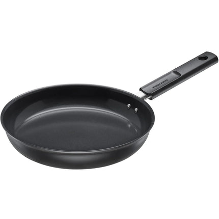Svart stekpanna i non-stick material med ergonomiskt handtag från Nordic Cookware