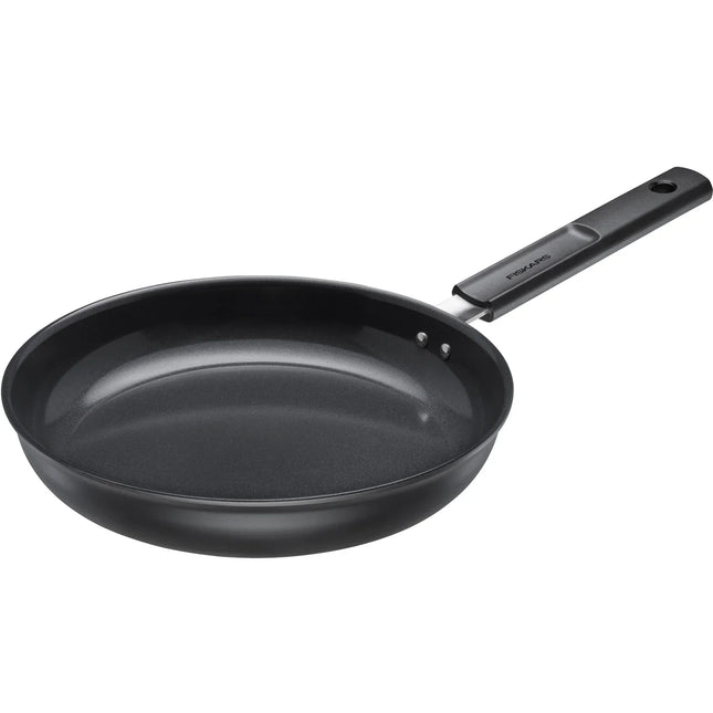 Svart non-stick stekpanna med långt handtag, köksprodukt från Nordic Cookware
