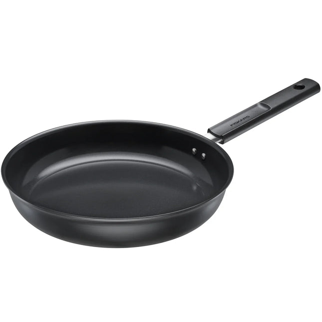 Svart stekpanna i metall med non-stick beläggning från Nordic Cookware på vit bakgrund