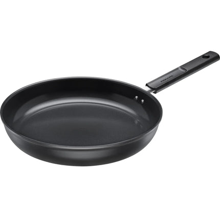 Svart stekpanna med lång handtag från Nordic Cookware, modern köksprodukt på vit bakgrund.
