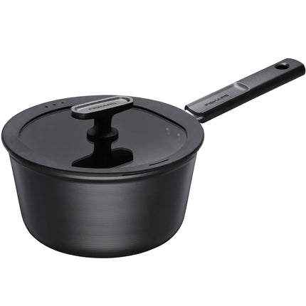 Svart kastrull med glaslock och lång handtag, köksredskap från Nordic Cookware
