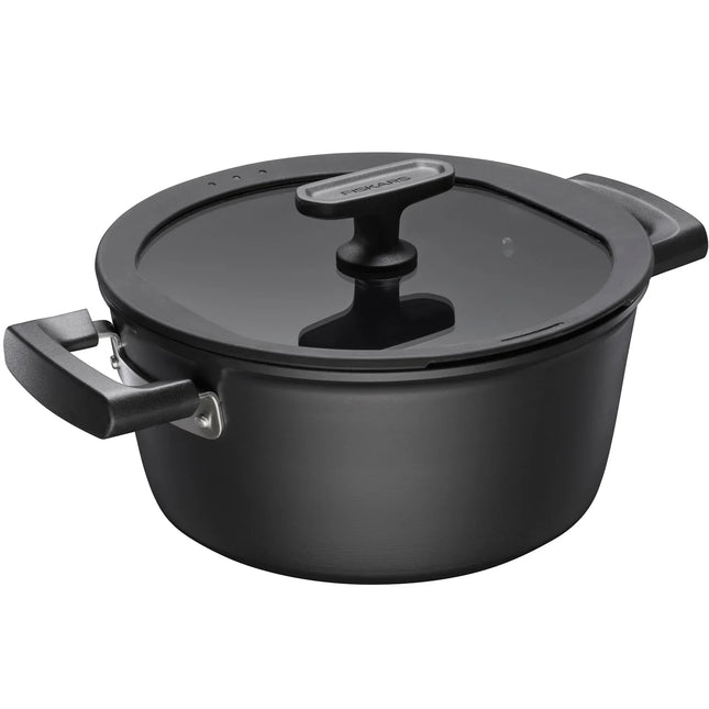 Svart gryta med glaslock och handtag, Nordic Cookware, produkt mot vit bakgrund