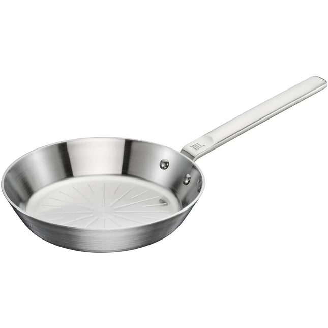 Rostfri stekpanna med långt handtag från Nordic Cookware på vit bakgrund