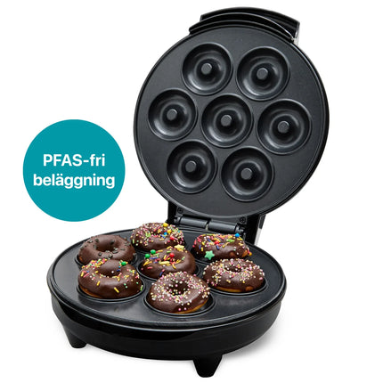 Donutmaskin med PFAS-fri beläggning från Nordic Cookware, sju chokladtäckta donuts