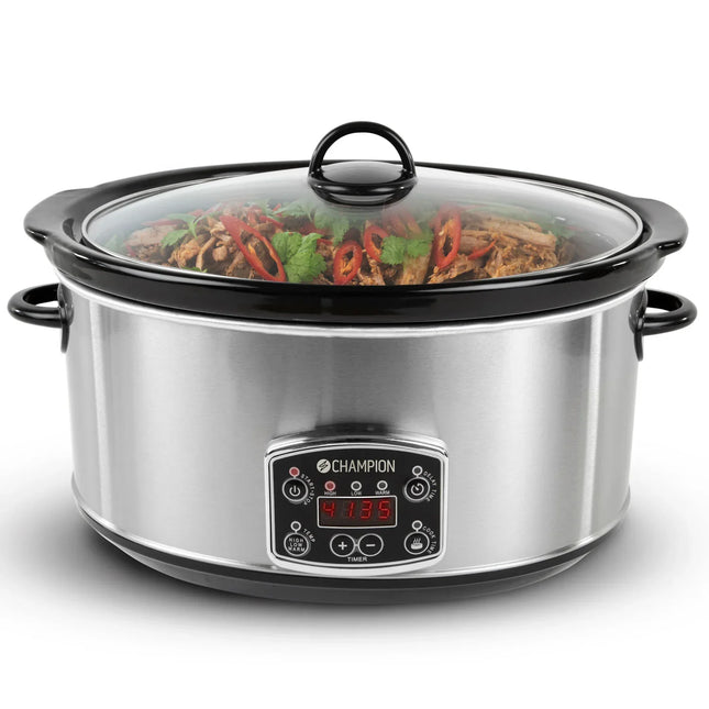 Elektrisk slowcooker i rostfritt stål med digital display, fylld med kött, chili och koriander.