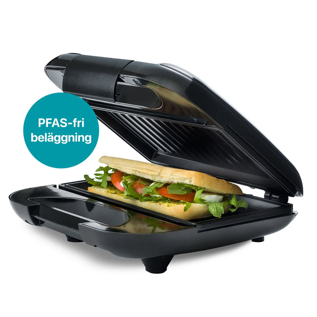 Svart smörgåsgrill med PFAS-fri beläggning från Nordic Cookware, tillagar baguette