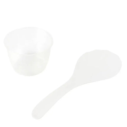 Vit platsked och genomskinligt måttbägare från Nordic Cookware på vit bakgrund