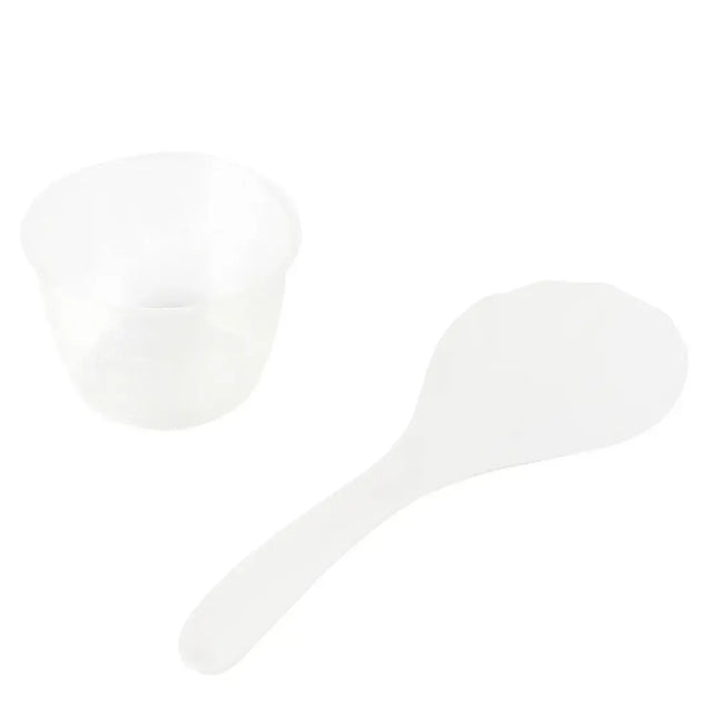 Vit platsked och genomskinligt måttbägare från Nordic Cookware på vit bakgrund