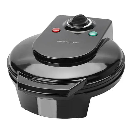 Svart elektrisk våffeljärn från Emerio, köksapparat på vit bakgrund, Nordic Cookware