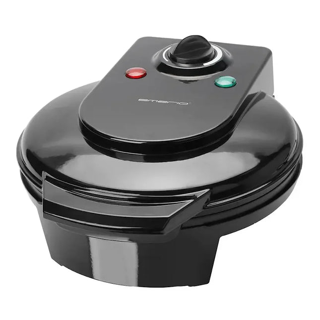 Svart elektrisk våffeljärn från Emerio, köksapparat på vit bakgrund, Nordic Cookware