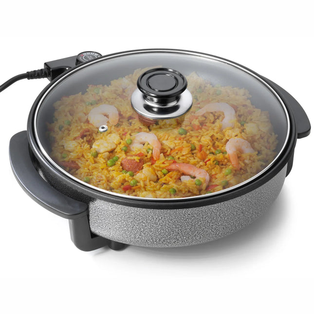 Elektrisk stekpanna med glaslock, fylld med risotto och räkor från Nordic Cookware