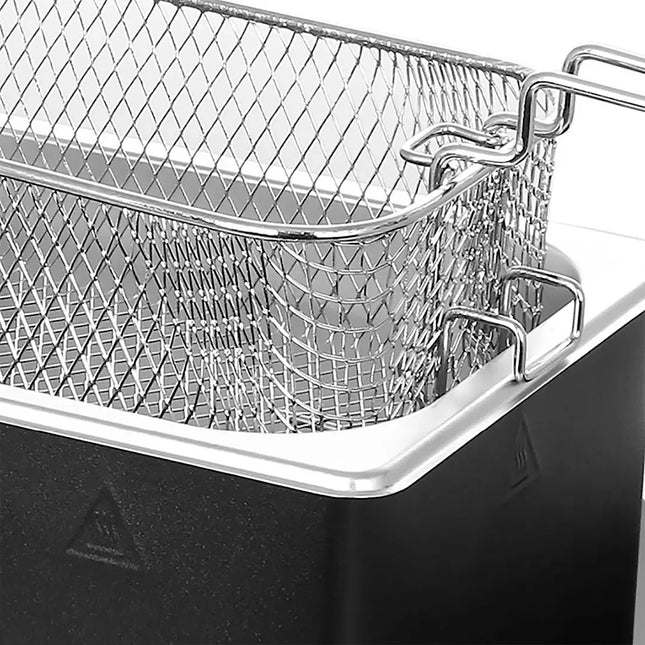 Närbild av fritös med rostfri metallkorg, köksutrustning från Nordic Cookware