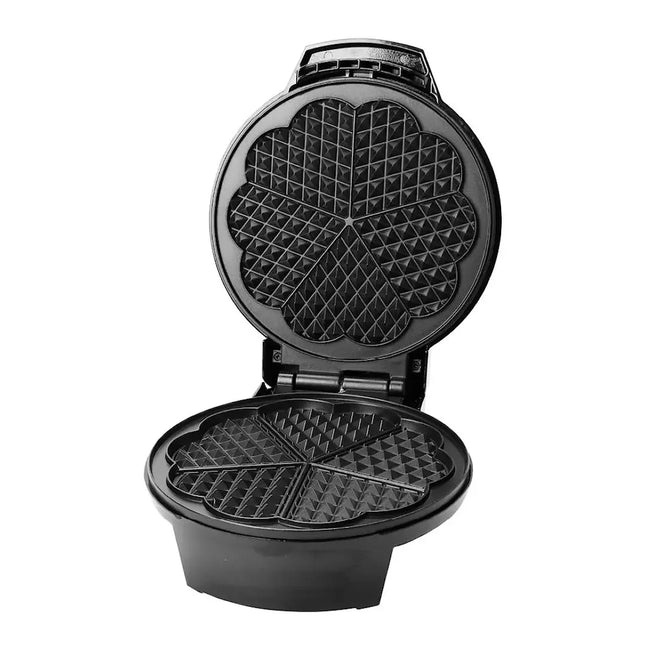 Svart hjärtformat våffeljärn, köksprodukt från Nordic Cookware, öppen på vit bakgrund