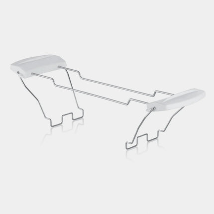 Metallgrytlyftare med vita handtag från Nordic Cookware på vit bakgrund.