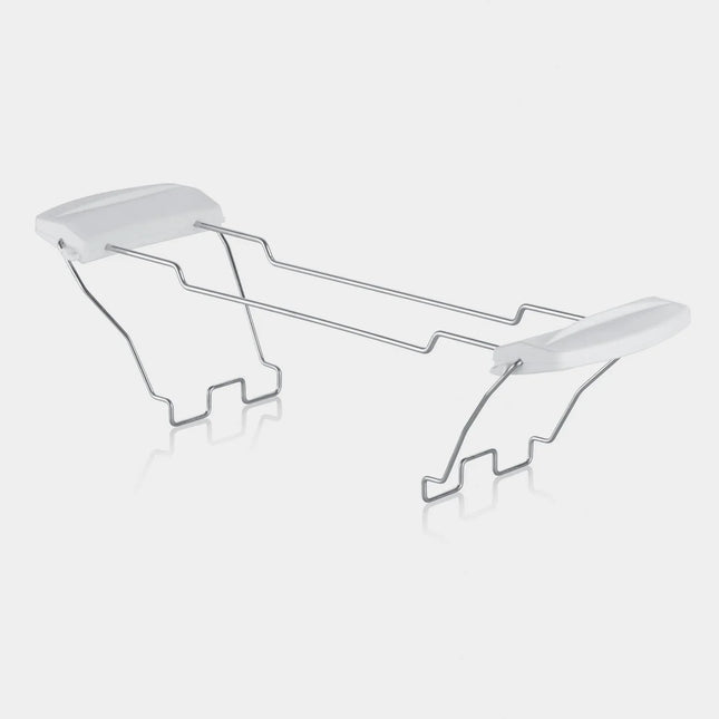 Metallgrytlyftare med vita handtag från Nordic Cookware på vit bakgrund.