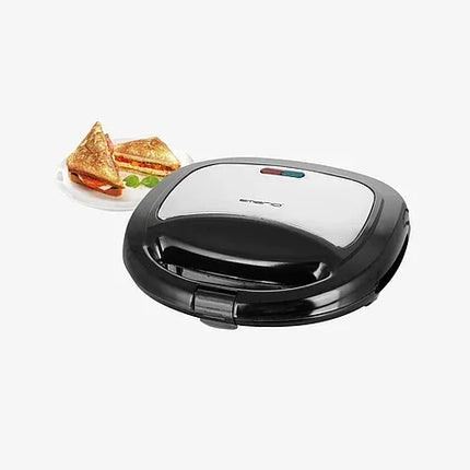 Smörgåsgrill i svart och silver med färdiga varma smörgåsar, köksprodukt Nordic Cookware