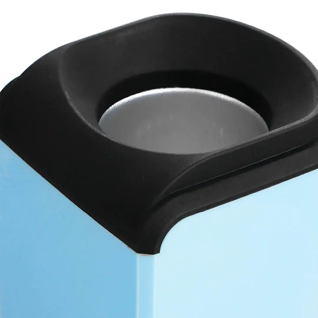 Närbild av blå köksredskapshållare i modern design från Nordic Cookware