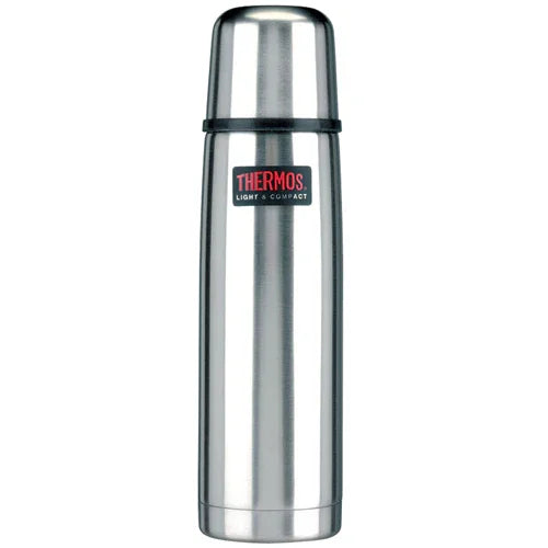 Rostfri termosflaska från Thermos, stående på ljus bakgrund, Nordic Cookware.