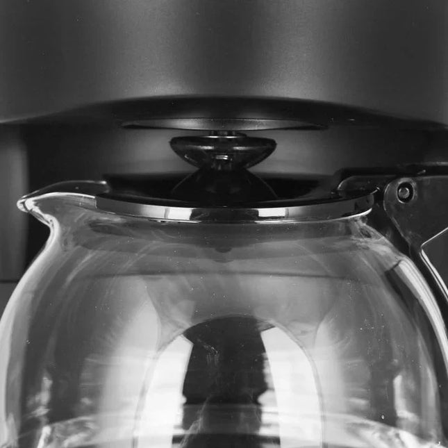 Närbild av glaskanna i kaffebryggare, köksprodukt från Nordic Cookware