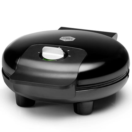 Svart våffeljärn från Nordic Cookware på vit bakgrund, modernt köksredskap