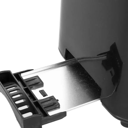 Närbild av smulbricka i svart brödrost från Nordic Cookware, enkel rengöring