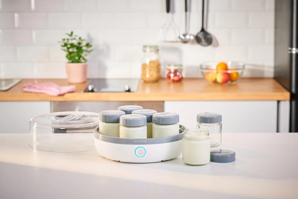 Yoghurtmaskin Severin med glasburkar på köksbänk, modernt nordiskt kök, Nordic Cookware