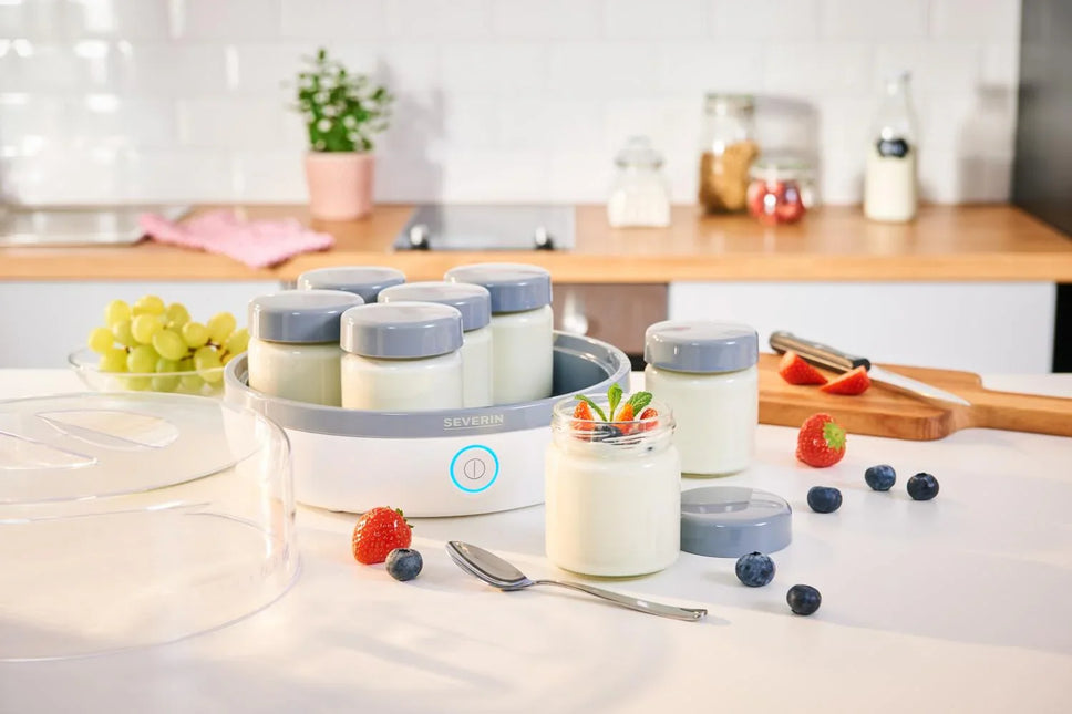 Yoghurtmaskin Severin med glasburkar på köksbänk, frukt och bär, Nordic Cookware