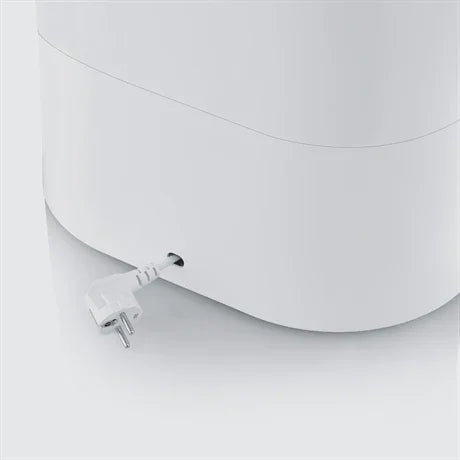 Vit elektrisk apparat från Nordic Cookware med stickkontakt, minimalistisk design