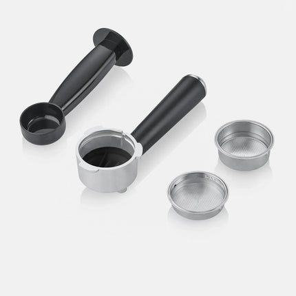 Nordic Cookware espressotillbehör med portafilter, doseringssked och filterkorgar på vit bakgrund