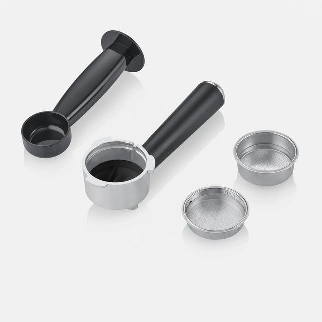 Nordic Cookware espressotillbehör med portafilter, doseringssked och filterkorgar på vit bakgrund