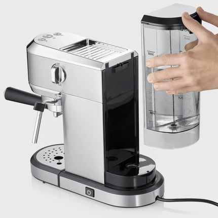 Hand tar bort vattentank från silver kaffemaskin, Nordic Cookware, vit bakgrund