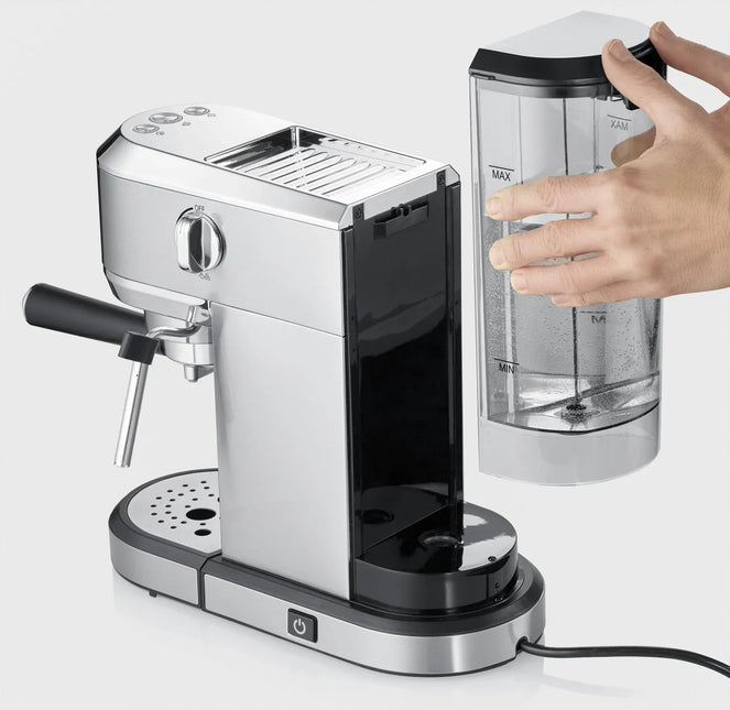 Hand tar bort vattentank från silver kaffemaskin, Nordic Cookware, vit bakgrund