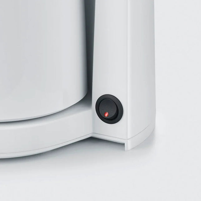 Vit köksapparat med rund av/på-knapp och röd indikator från Nordic Cookware