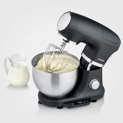 Svart köksmaskin med rostfri skål och visp, kanna med mjölk bredvid, Nordic Cookware