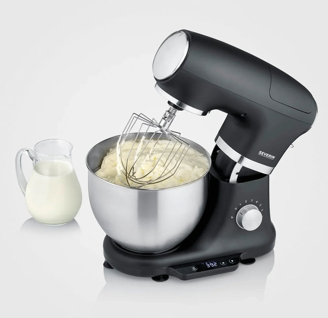 Svart köksmaskin med rostfri skål och visp, kanna med mjölk bredvid, Nordic Cookware