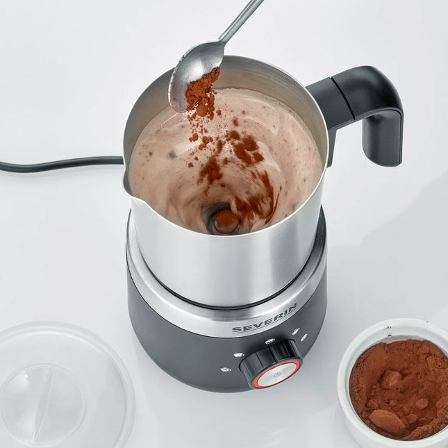 Severin mjölkskummare från Nordic Cookware blandar chokladdryck på vitt köksbord
