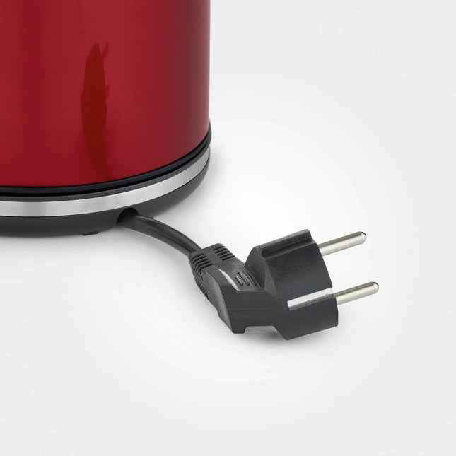 Röd köksapparat från Nordic Cookware med kabel och jordad elkontakt mot vit bakgrund